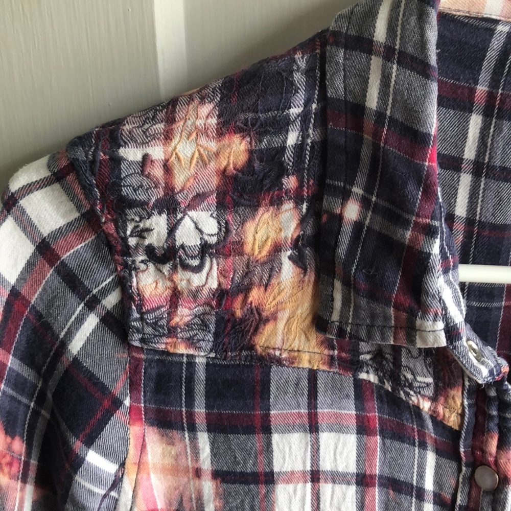 Distressed flannel - Picture 2 of 4